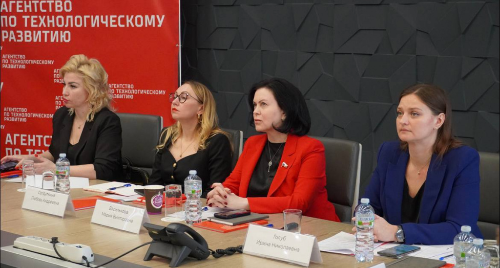 Вручение благодарственных писем спикерам и партнёрам нашего круглого стола